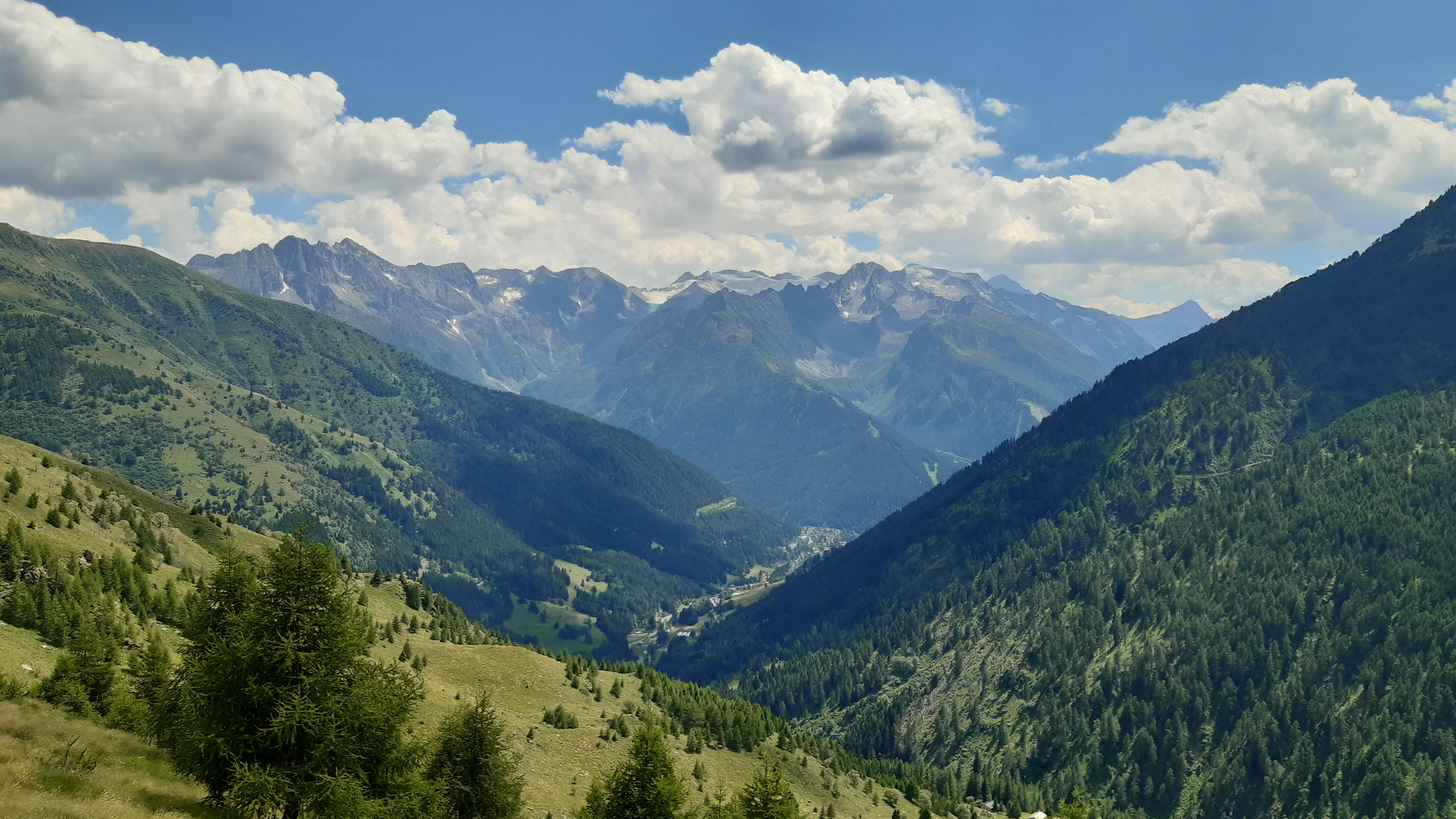 Ponte di Legno dole v údolí, v pozadí ľadovec Adamello Ponte_di_Legno_dole_v_údolí,_v_pozadí_ľadovec_Adamello